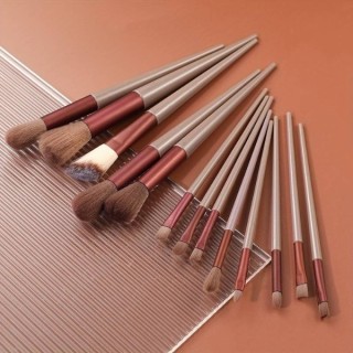 Een set professionele Pink Red make-up kwasten, 13 stuks